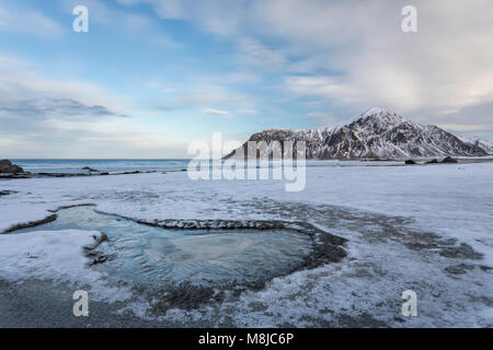 Brunnen am Strand, Skagsanden Flakstad, Lofoten, Norwegen Stockfoto