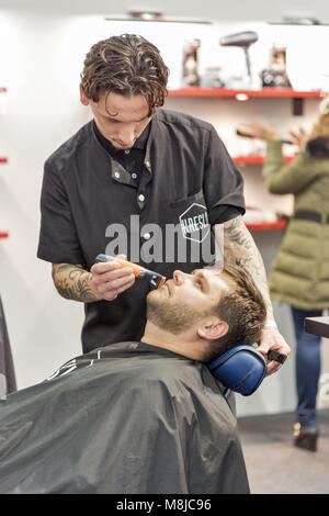 Kiew, Ukraine - Oktober 07, 2017: Friseur macht Bart schneiden auf Remington stand, Personal Care Corporation, während CEE 2017, größte Verbraucher ele Stockfoto