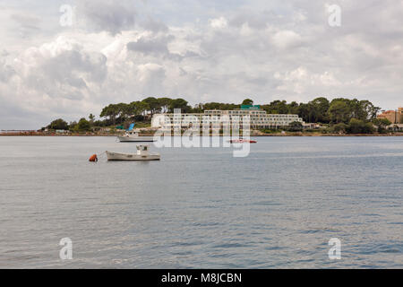 POREC, KROATIEN - 21. SEPTEMBER 2017: Hafen mit Insel Sveti Nikola und Valamar Isabella Hotel. Porec ist eine Stadt fast 2.000 Jahre alt und im Magis Stockfoto