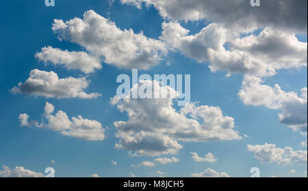Flauschige Cumuluswolken. weiten blauen Himmel und Wolken Himmel. und blauer Himmel mit kleinen Wolken Stockfoto