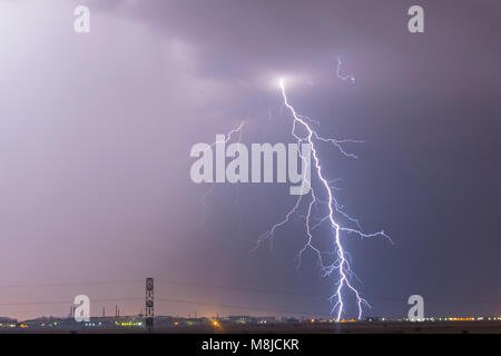 Blitz über eine Stadt, Gewitter, Strom Explosion Sturm, thunderbolt im Himmel Stockfoto