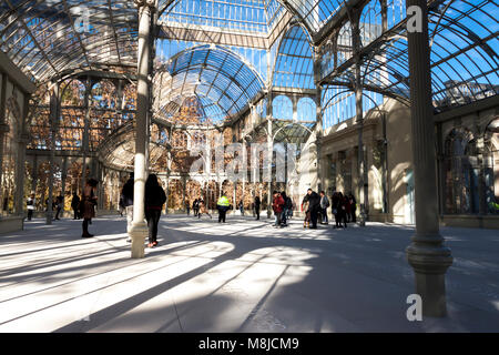 Menschen besuchen die Installation in Crystal Palace in Retiro Park entfernt. Madrid. Spanien Stockfoto