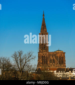 Die Gotik und der mittelalterlichen Kathedrale Unserer Lieben Frau von Straßburg an einem sonnigen Tag mit copy Space, Straßburg, Frankreich. Stockfoto