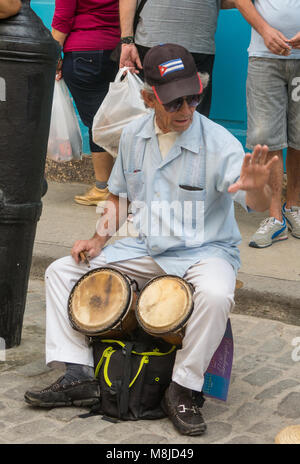 Straßenmusiker für Touristen und Tipps in der Altstadt von Havanna, Havanna, Kuba durchführen Stockfoto