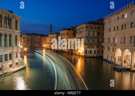 Venedig bei Nacht, Italien, Europa. Grand Canal, alte Gebäude. Water Street, historischen Häusern. Traditionelle italienische Mietskasernen auf Kanal. Berühmte Reise des Stockfoto