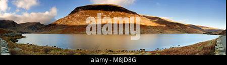 Panorama von Llyn Ogwen See und Pen Jahr Ole Wen Berg in Snowdonia, North Wales Stockfoto