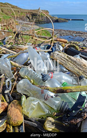 Entsorgte Plastikmüll gewaschen oben am Strand von trabolgan an der Südwestküste Irlands. Stockfoto