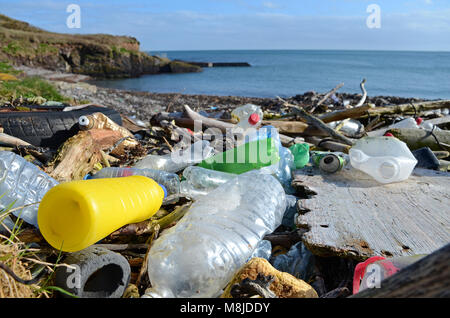 Entsorgte Plastikmüll gewaschen oben am Strand von trabolgan an der Südwestküste Irlands. Stockfoto