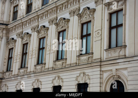 Wien, Österreich. Februar 2, 2017. Fenster des Oberen Belvedere an einem verschneiten Wintertag Stockfoto