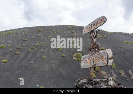 Die Statue "El Diablo" von César Manrique, das Symbol des Parque Nacional de Timanfaya, Nationalpark Timanfaya auf Lanzarote, Kanarische Inseln, Spanien Stockfoto