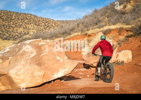 Reiten ein fettes Bike am Berg Desert Trail in Roter Berg Open Space in Northern Colorado, Ende Herbst Landschaft Stockfoto