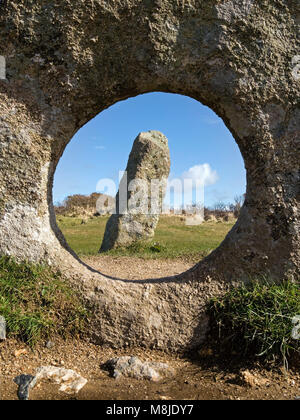 Männer ein Tol stehende Steine in der Nähe von Madron, Cornwall, England, Großbritannien Stockfoto