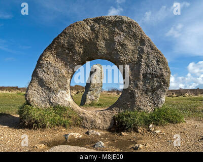 Männer ein Tol stehende Steine in der Nähe von Madron, Cornwall, England, Großbritannien Stockfoto