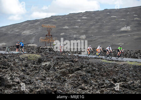 Die Statue "El Diablo" von César Manrique, und touristische Radtouren in Parque Nacional de Timanfaya, Nationalpark Timanfaya auf Lanzarote Stockfoto