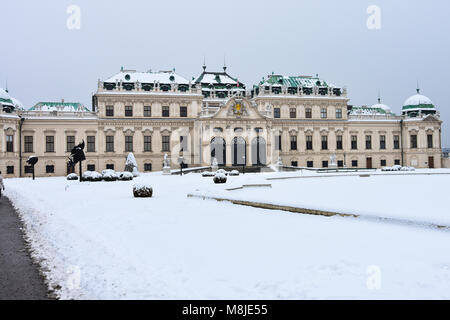 Wien, Österreich. Februar 2, 2017. Blick auf das Obere Belvedere Palace an einem verschneiten Wintertag Stockfoto