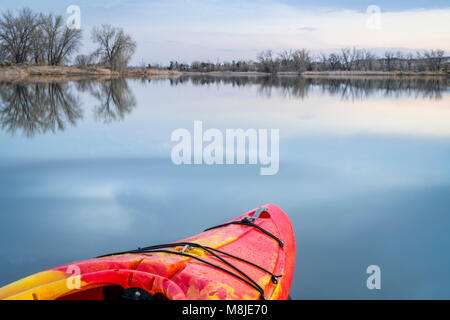 Der Bogen der Wildwasser Kajak auf einem ruhigen See in Kolorado, im frühen Frühling Landschaft Stockfoto