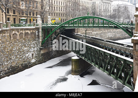 Wien, Österreich. Februar 2, 2017. Und zollamtsbrucke Zollamtssteg (Zollamt Brücke). Zugefrorenen Fluss an einem verschneiten Wintertag Stockfoto