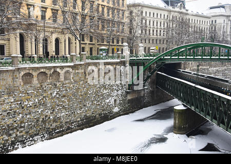 Wien, Österreich. Februar 2, 2017. Und zollamtsbrucke Zollamtssteg (Zollamt Brücke). Zugefrorenen Fluss an einem verschneiten Wintertag Stockfoto