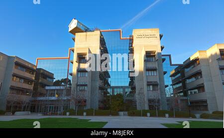 Do Ho Suh Schiefes Haus Joan Irwin Jacobs Faculty School of Science and Engineering Gebäude Außenansicht. University of California San Diego UCSD Campus Stockfoto