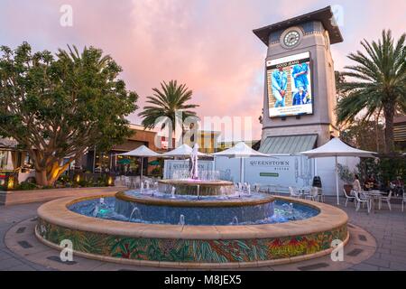 Tower Clock and Fountain in Westfield Outdoor Shopping Mall Exterior at University Towne Center (UTC) San Diego California, USA Stockfoto