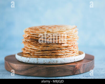 Russische Pfannkuchen Blini mit Kopie Raum Stockfoto