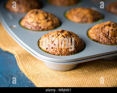 Banane Schoko Muffins mit Karamell Zucker Belag auf dunklem Hintergrund Stockfoto