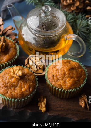 Home gemacht Karotten gewürzt Muffins mit Walnüssen. Winter Urlaub gönnen Stockfoto