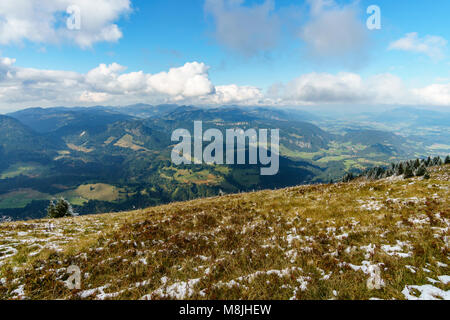 Wanderweg in die Berglandschaft der Allgäuer Alpen auf dem Fellhorn Ridge vom Fellhorn in Richtung Soellereck. Unten links ist das Tal Stockfoto