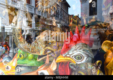 Maskerade Kostüm und Karneval Masken in Geschäften und Boutiquen in Venedig, Italien Stockfoto