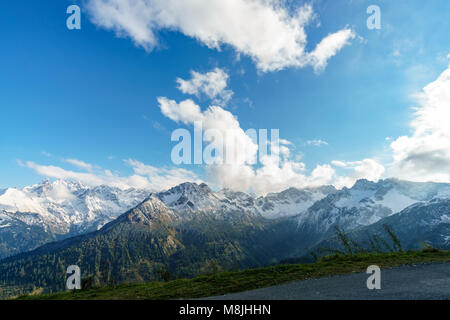 Panorama der Schneeberg Bereich Landschaft mit blauem Himmel am Matterhorn Gipfel Alpen Region Schweiz Stockfoto