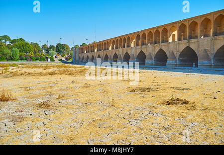 Die malerische mittelalterliche Si-o-se-pol Brücke erstreckt sich über das ausgetrocknete Zayanderud Fluss, Isfahan, Iran. Stockfoto