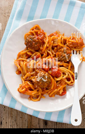 Fleischbällchen in Tomatensauce mit spaghetti Stockfoto