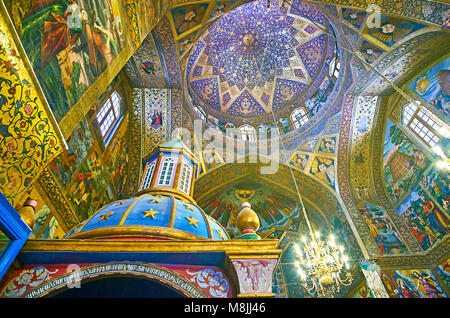 ISFAHAN, IRAN - Oktober 20,2017: Die bunten Decke der Christ-Erlöser-Kathedrale (surb Amenaprkich Vank) mit komplexen geometrischen und floralen goldene Verzierungen, Stockfoto