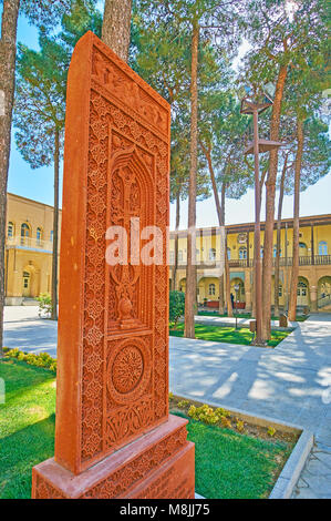 Die fein geschnitzte Muster schmückt traditionelle armenische cross-Stone, genannt Khachkar und Garten heiligen Erlöser Kathedrale, Isfahan, Iran. Stockfoto