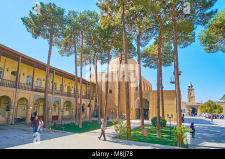 ISFAHAN, IRAN - Oktober 20,2017: Der Blick auf den heiligen Erlöser Kathedrale durch die hohen Kiefern von seinem Garten, am 20. Oktober in Isfahan. Stockfoto