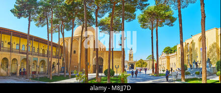 ISFAHAN, IRAN - Oktober 20,2017: Panorama aus dem Garten des Heiligen Erlöser Kathedrale, Tempel, Zellen der Mönche, Museum, Bibliothek ein Clock Tower gesehen werden Stockfoto