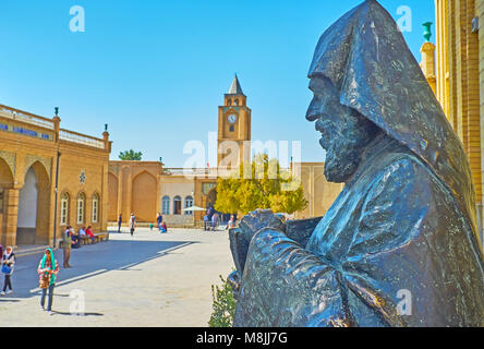 ISFAHAN, IRAN - Oktober 20,2017: Die Statue des Armenischen Erzbischof Khachatur Kesaratsi am Eingang zum Museum von seinen Namen in Vank Kathedrale von Jul Stockfoto