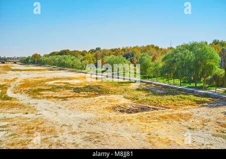 Die getrockneten bis Zayandeh Fluss durch schattige grüne Parks, wie City Park umgeben ist, die sich entlang der Flussufer in Julfa Nachbarschaft, Isfahan, Ira Stockfoto