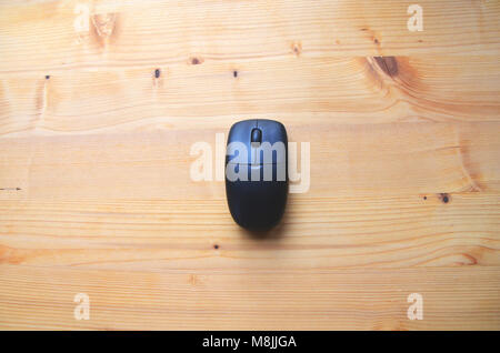 Blick von oben auf die Wireless schwarz Computer Maus auf hölzernen Tisch Stockfoto