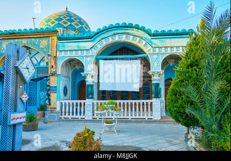 ISFAHAN, IRAN - 20. Oktober 2017: Die Fassade des Imamzadeh Ahmad Moschee und das Mausoleum in der Altstadt, im Hasan Abad Basar Straße, neben Naqsh-e Stockfoto