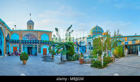 ISFAHAN, IRAN - 20. OKTOBER 2017: Panorama der Innenhof des Imamzadeh Ahmad Moschee mit einem kleinen Garten in der Mitte, am 20. Oktober in Isfahan. Isfaha Stockfoto
