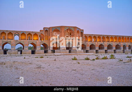 Der zentrale Teil der gewölbten Khaju Brücke mit Fliesen- Muster über die Bögen, schöne Nischen und abendliche Beleuchtung, Isfahan, Iran. Stockfoto