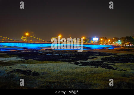 Die hellen Lichter der modernen Ferdowsi Brücke über Fluss Zayandeh ausgetrocknet, Isfahan, Iran. Stockfoto