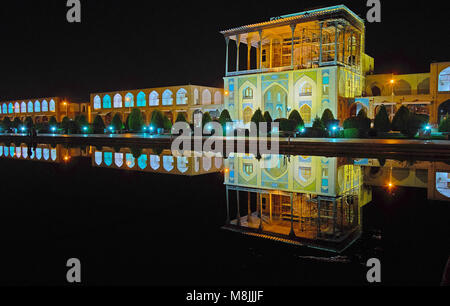 Am Abend Spaziergang rund um den Brunnen in Nagsh-e Jahan Square, bekannt für seine architektonischen Ensemble, Qapu Palast und lange Galerie der Grand Bazaar sind Stockfoto