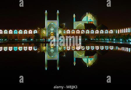 Die klare Nacht Reflexion der beleuchteten königlichen Moschee und Pavillons von Großen Basar im schwarzen Wasser der Teich in der Mitte Naqsh-e Jahan Platz Stockfoto