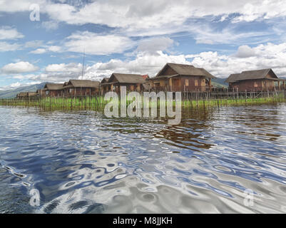 Blick auf eine Straße in einem Dorf auf dem Inle See Stockfoto