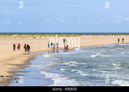 Menschen, die auf der sandigen Strand entfernt. Stockfoto