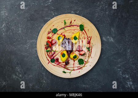 Enten-confit mit pochierter Birne. Stockfoto