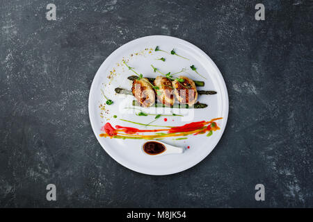 Hähnchen Schnitzel mit Spargel in Weinsoße. Stockfoto