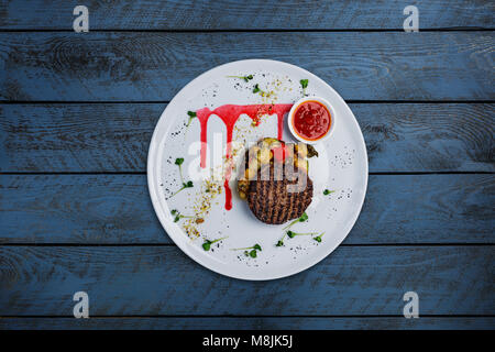 Gegrilltes Schnitzel aus Kalbfleisch mit gegrilltem Gemüse und Sauce mischen. Stockfoto